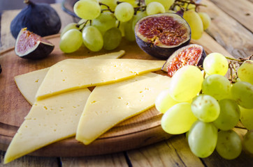 cheese with figs and grapes