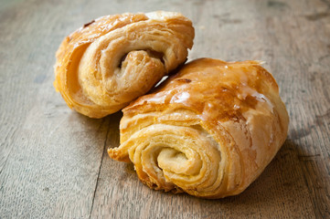 pains au chocolat sur table en vieux bois 