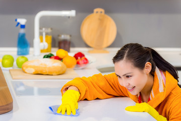Obraz na płótnie Canvas Cleaning in the kitchen