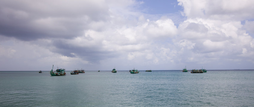 Cambodian fishing boats/Cambodian fishing boats on calm sea
