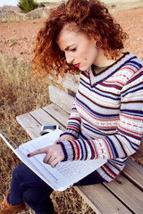 Mujer freelance trabajando fuera de casa 