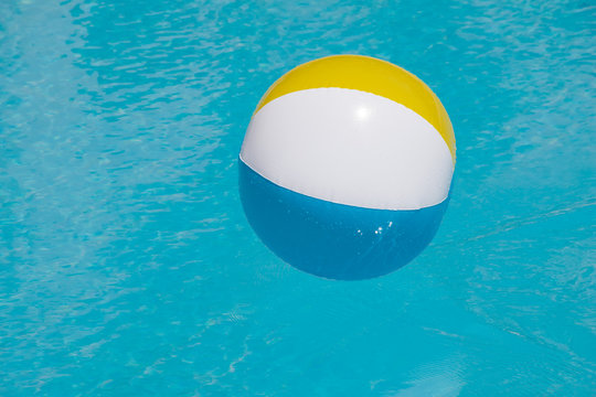 Wasserball im Pool