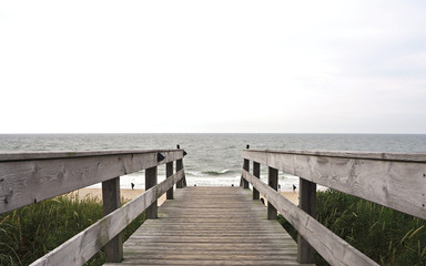 Obraz premium Wodden catwalk to the beach - baltic sea