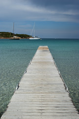 Obraz premium Ponton de bois sur la plage la Rondinara en Corse. 