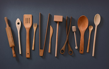 utensili da cucina in legno su sfondo grigio