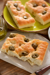 focaccia con olive verdi