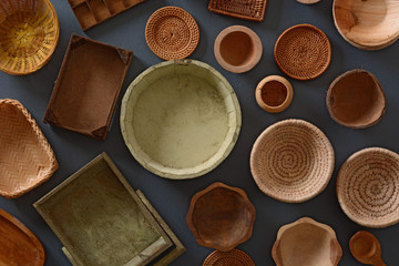 contenitori di legno su sfondo grigio