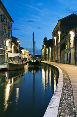 Naklejka premium Comacchio,il canale di notte,con le luci che si riflettono sull'acqua