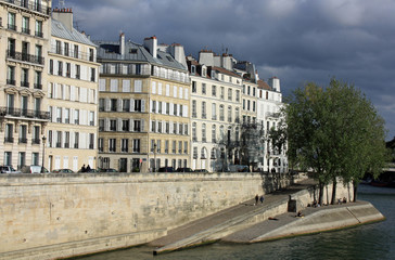 Les quais de l'île Saint-Louis en automne à Paris, France