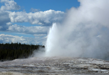 Old Faithful Geysir, Yellowstone NP (USA)