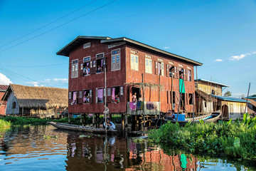 Fototapeta na wymiar Myanmar - Häuser am Inle See