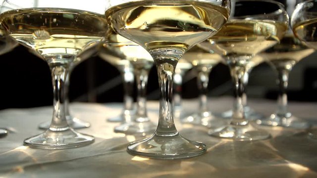 Фужеры с шампанским крупным планом стоят на столе.