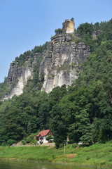 Blick von der Elbe zum Elbsandsteingebirge | Sachsen