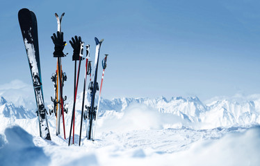 Skier stecken im Schnee - obrazy, fototapety, plakaty