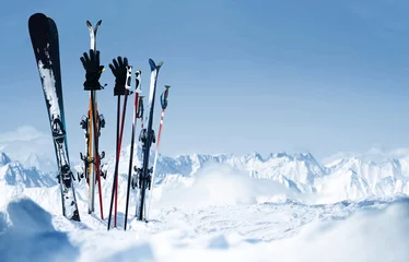 Abwaschbare Fototapete Wintersport Skier stecken im Schnee