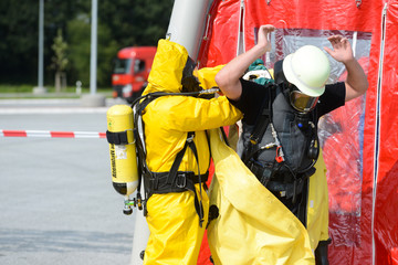 Fototapeta premium Stosowanie materiałów niebezpiecznych przez straż pożarną