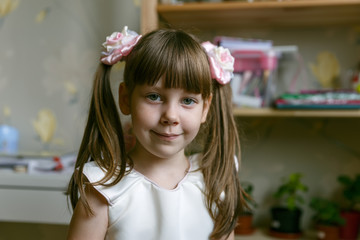 Fototapeta premium Маленькая девочка в своей комнате
