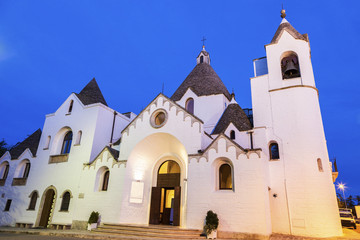 Fototapeta na wymiar San Antonio church in Alberobello