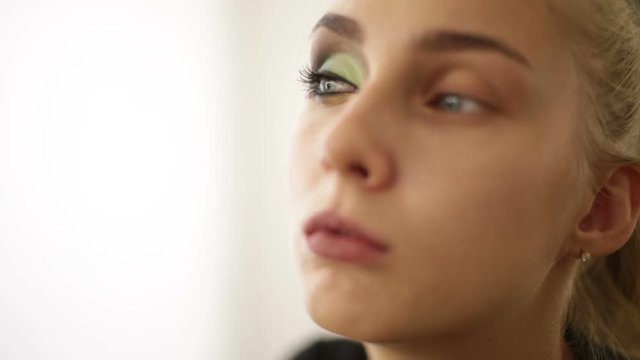 Makeup artist deals powder on the model's face