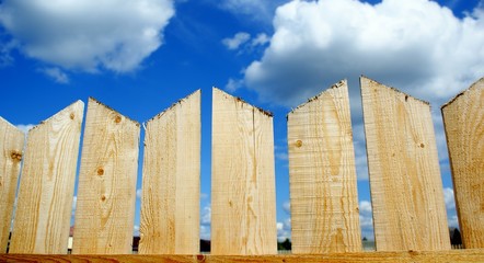 Деревянный забор на фоне голубого неба