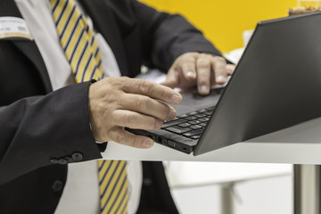 dicker Mann mit Laptop