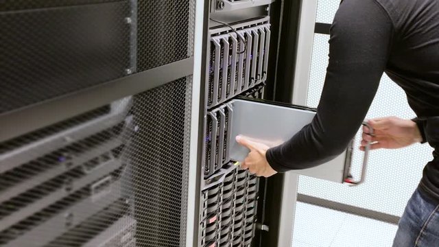 IT consultant install blade server in cluster at datacenter
