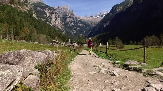 Escursionista su una mulattiera - 4K