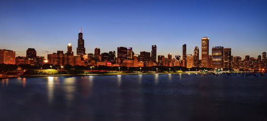 Fototapeta premium Chicago Skyline at Night over Lake Michigan