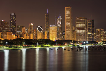 Fototapeta premium Chicago Skyline at Night over Lake Michigan