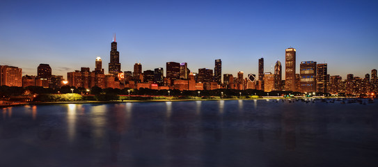 Naklejka premium Chicago Skyline at Night over Lake Michigan