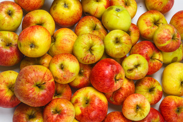 Green and red organic apples are on the table.