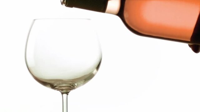 verre de vin ros&eacute; sur fond blanc en slow motion 500 fps