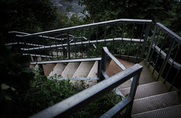 Obraz premium Rusty stairs followed from the forest to the coast