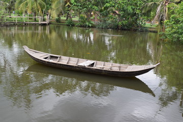 Obraz premium traditional asian fishing boat in river