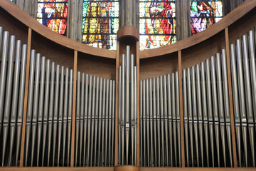 L'orgue principal "en nid d'hirondelle" au fond du transept Sud et le vitrail du croisillon Sud. Cathédrale Saint-Etienne de Metz. © lemélangedesgenres
