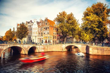 Rolgordijnen Bruggen over grachten in Amsterdam in de herfst © sborisov