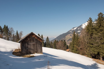 alpine Winterlandschaft mit Holzhütte