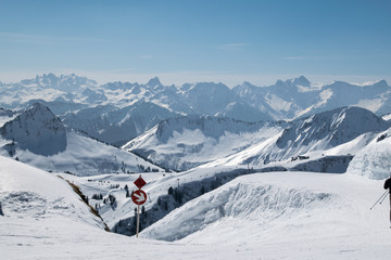 Alpen im Winter mit Zeichen für Skipiste