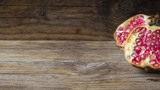 melagrana tagliata su tavolo di legno e testo 3D