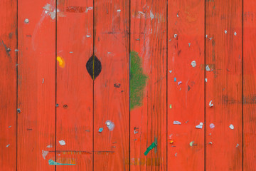 Hintergrund Wand aus roten Brettern mit Tackerklammern und Plakatresten - Background wall of red planks with tacker cramps and poster remnants