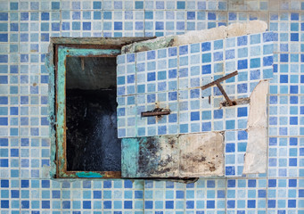 Cap drain decay in pool area