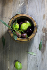 Olive in ciotola di legno