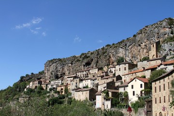 Fototapeta premium Village troglodytique de Peyre en Aveyron,vallée du Tarn