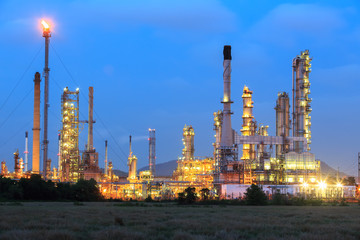 Obraz na płótnie Canvas Twilight of oil refinery plant.