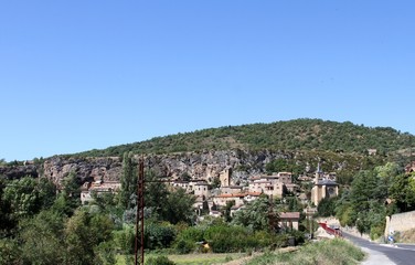 Fototapeta na wymiar Village troglodytique de Peyre en Aveyron,vallée du Tarn