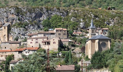 Village troglodytique de Peyre en Aveyron,vallée du Tarn - obrazy, fototapety, plakaty