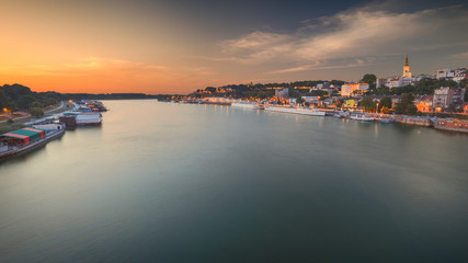Fototapeta premium Idylliczna panorama miasta Belgrad o zmierzchu