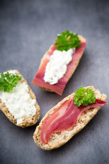 Crispbread with soft cheese with herbs and bacon.