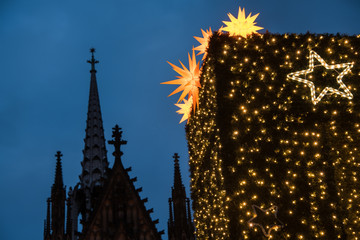 Weihnachtssterne und -dekoration mit Kirchturmspitzen