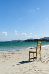 Chaise abandonnée sur la plage de Palombaggia